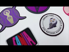 Stampa di calore che appoggia ferro adesivo sulle toppe ricamate per il panno di baseball