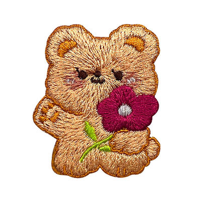 L'orso che del cartone il ricamo rattoppa Pandone colora la toppa ricamata su ordinazione del filo del cotone dell'oro