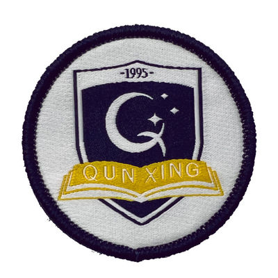 Distintivi uniformi su ordinazione del confine di Merrowed del nero di Logo Iron On Woven Patch della scuola