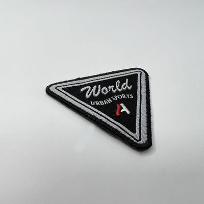 Progetti il ricamo per il cliente del triangolo rattoppa gli sport urbani Logo Iron On Woven Patches