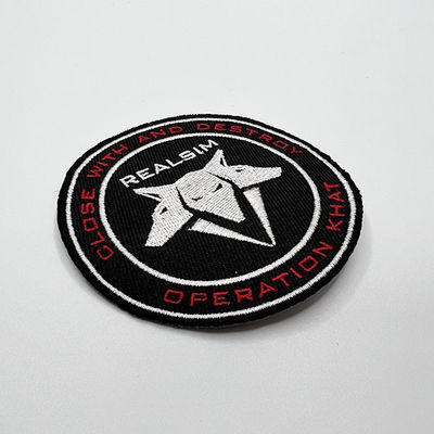 Il tessuto su ordinazione della saia ha ricamato Logo Badges Iron On Backing lavabile per abbigliamento