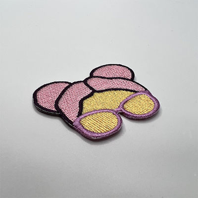 Ferro fresco rosa della ragazza sulla toppa standard dell'abbigliamento del confine del distintivo OEKO-TEX Merrow del ricamo