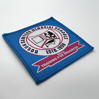 Le toppe personalizzate con il logo della società termoadesive seguono il colore Pandone per i vestiti