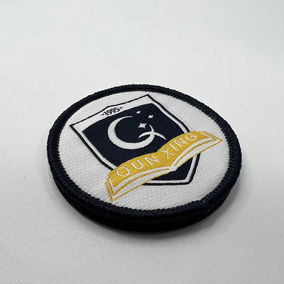 Distintivi uniformi su ordinazione del confine di Merrowed del nero di Logo Iron On Woven Patch della scuola