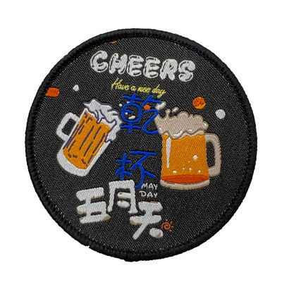 Il ricamo di Cheers Iron On del progettista rattoppa il poliestere Logo Patch tessuto filo