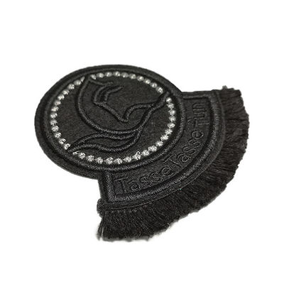 Le toppe ricamate su ordinazione materiali ritenute cucono su protezione con le nappe