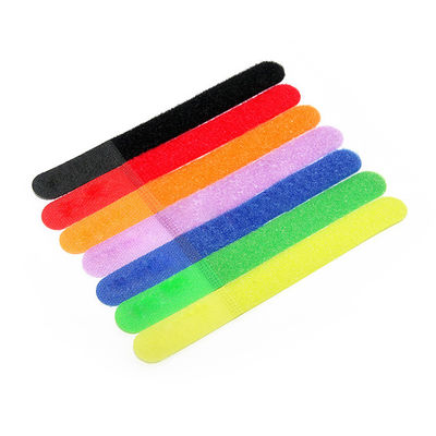 La dimensione nera durevole delle fascette ferma-cavo del gancio e del ciclo del Velcro ha personalizzato